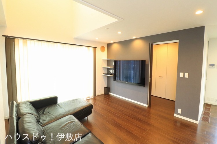 居間 【リビング】南側に大きな掃き出し窓付き！掃き出し窓からウッドデッキへ出られます！綺麗に使われており、内装程度良好です！