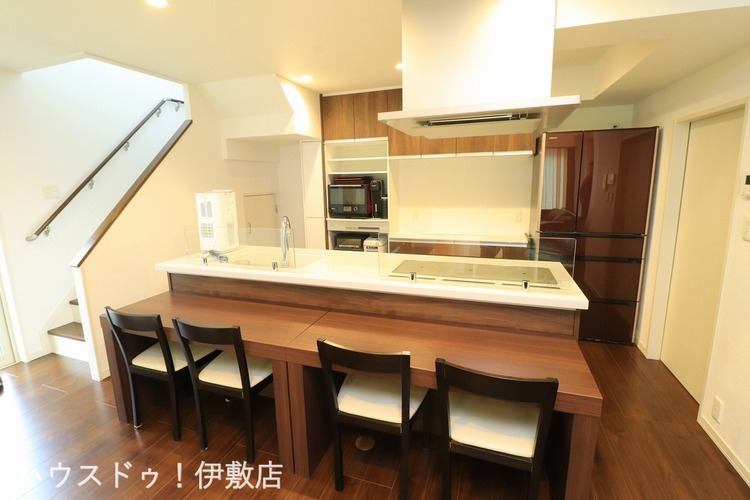 キッチン 【キッチン】カウンターにテーブルを並べて、軽食や読書など家族団らんの時間が増えそうです！