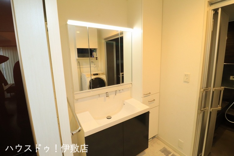 その他 【洗面台】人気の3面鏡を採用しました。ミラー裏が収納になっているので、生活感を出さずに収納することが出来ます。