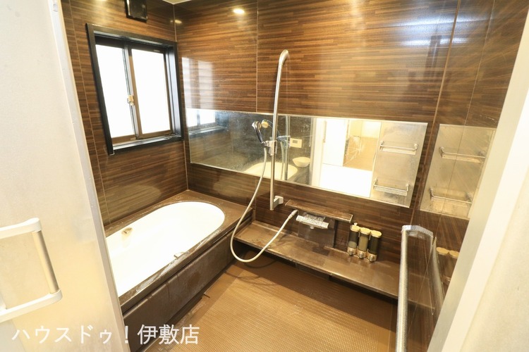 風呂 【浴室】洗い場が広いタイプの浴室！子供達とゆっくりくつろげます！