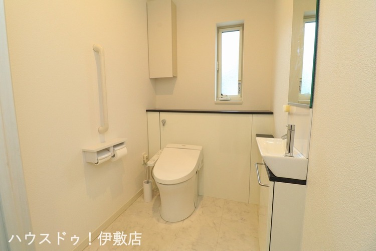 その他 【1Fトイレ】広々としたトイレ！手洗器付きです！