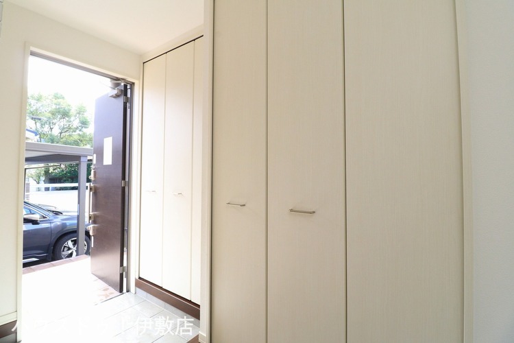 玄関 【玄関収納】玄関2ケ所に収納があり、収納豊富！