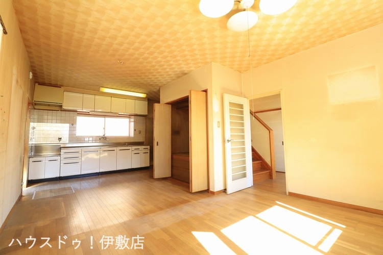 居間 【リビング】南向きのリビングで陽当たり良好です！