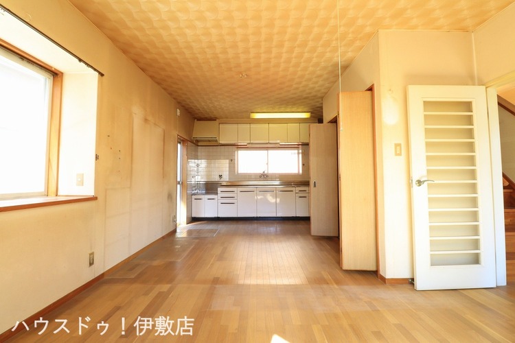 居間 【リビング】3方向に窓があるので、明るいです！