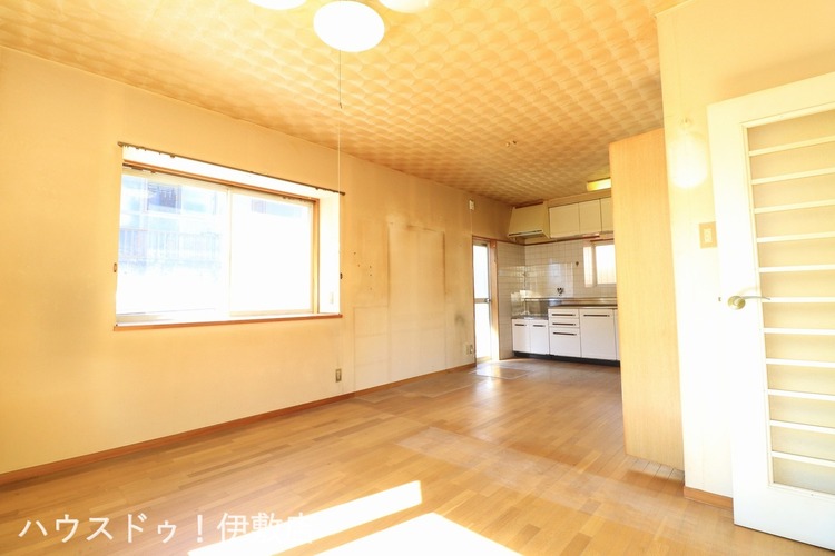 居間 【リビング】弊社にて無料でリフォーム見積もり致します。ワンストップサービスで物件の購入からリフォーム工事まで弊社にお任せ下さい。