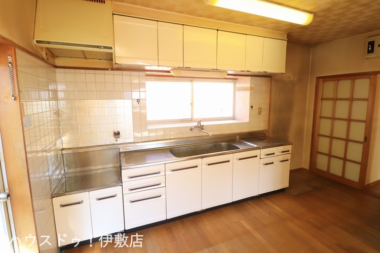 キッチン 【キッチン】吊戸棚付きのキッチンで収納豊富