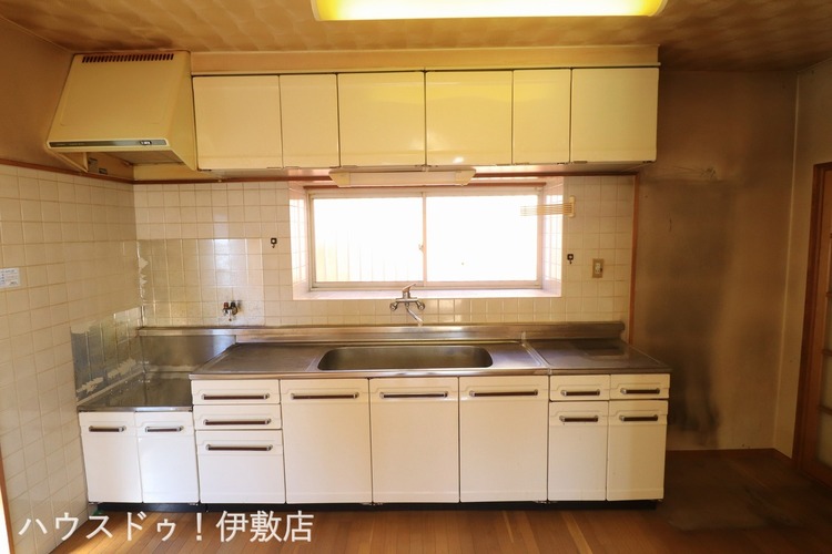 キッチン 【キッチン】キッチン横には勝手口付き！玄関を通らずにゴミ出しができます！