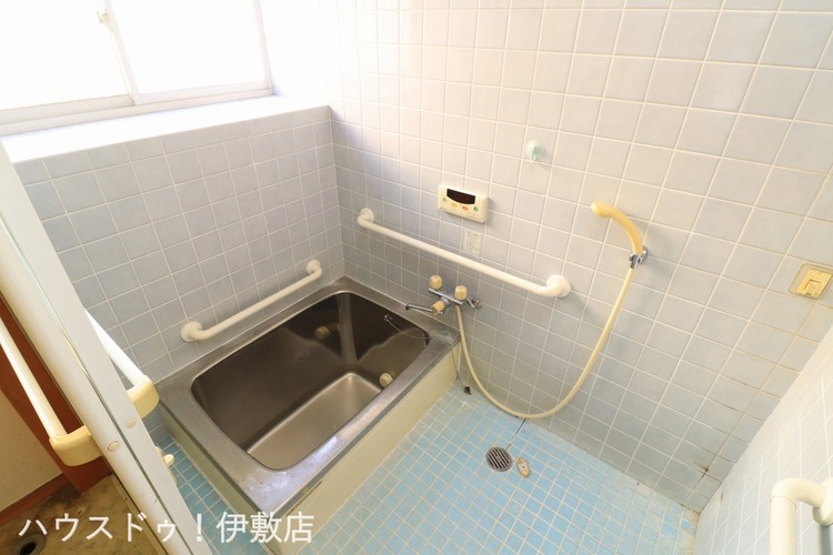 風呂 【浴室】大きな窓付きですぐに換気ができます