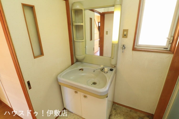 その他 【洗面台】大き目の鏡がついている洗面台