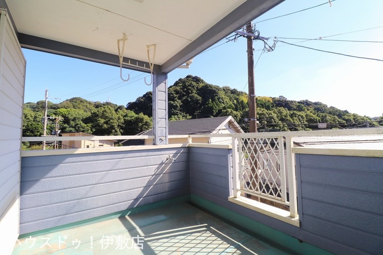 その他 【バルコニー】屋根付きで急な雨にも安心です