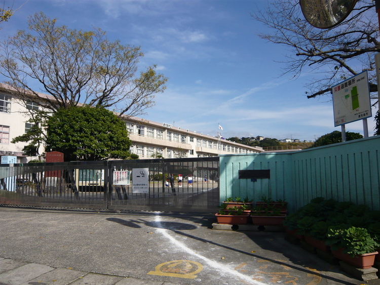 周辺 伊敷小学校【鹿児島市立伊敷小学校】は、伊敷5丁目に位置する1878年創立の小学校です。令和3年度の生徒数は413人で、17クラスあります。 徒歩 約11分（約820m）
