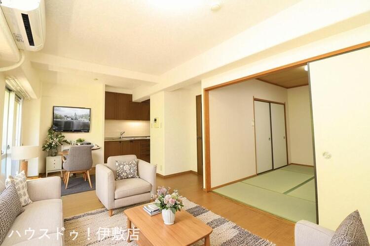 居間 【リビング】リビング12.8帖と和室6帖の合わせて18.8帖の広々空間