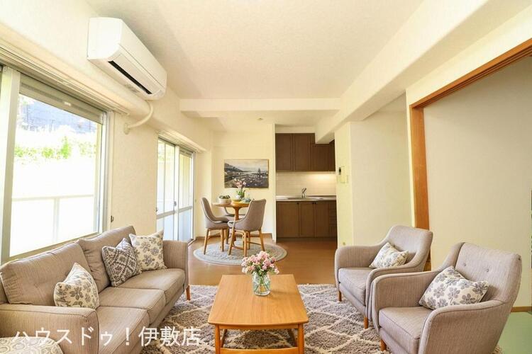 居間 【リビング】キッチン横に水回りが一塊であり、家事動線がスムーズです！家事の負担も軽減できそうです