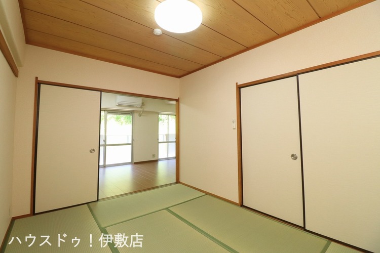 内装 【和室】リビング側と玄関側の2方向から出入りできる和室で、客間としても使用可能です