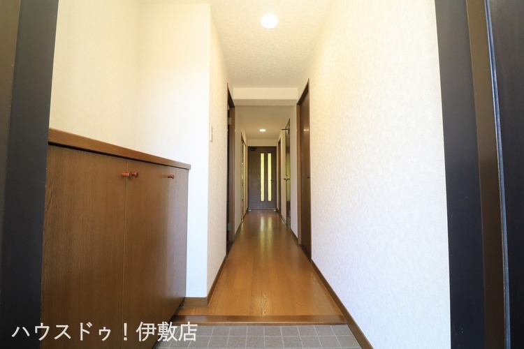 玄関 【玄関】玄関左側には下駄箱付！空き物件の為、即日ご内覧可能です