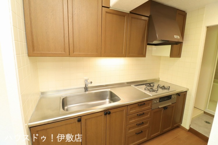 キッチン 【キッチン】吊戸棚付きで収納豊富なキッチン