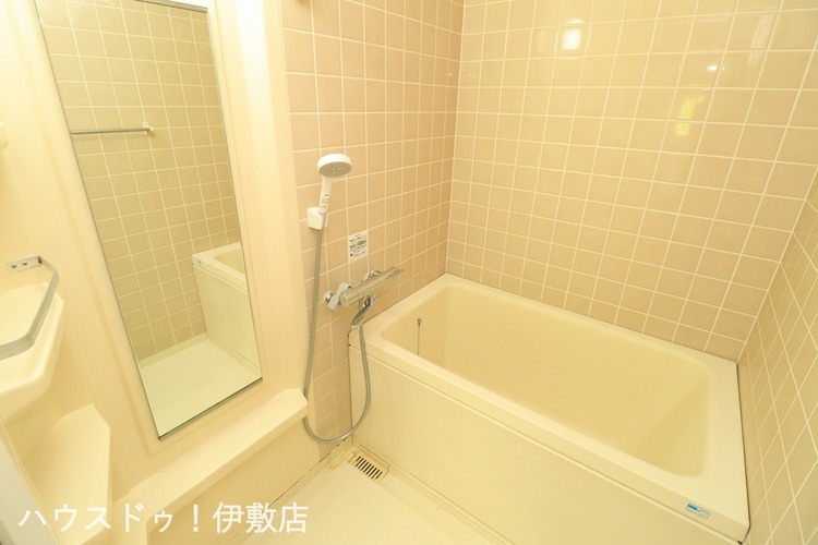 風呂 【浴室】大型の浴槽に浸かって日頃の疲れを癒して頂く事が出来ますね