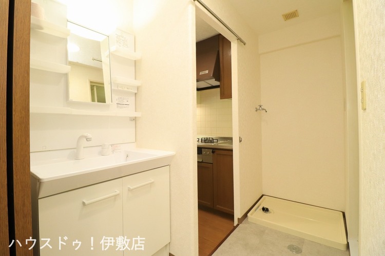 その他 【洗面所】洗面所には洗濯パン付きでもしもの時も安心です