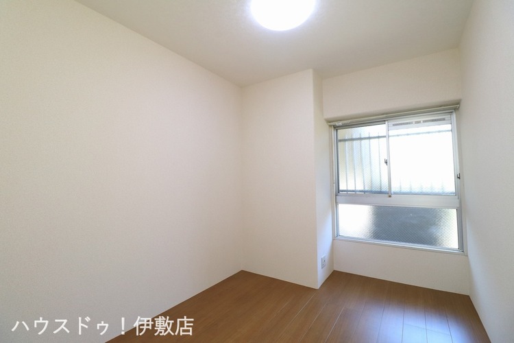 内装 【洋室5帖】北に位置するお部屋は一日を通して安定した明るさを確保できます