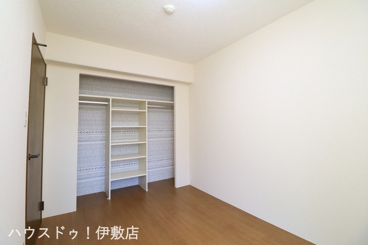 内装 【洋室5帖】便利な収納棚付きの洋室！
