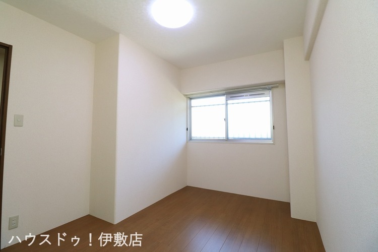 内装 【洋室6帖】白を基調とした室内で清潔感と開放感があります