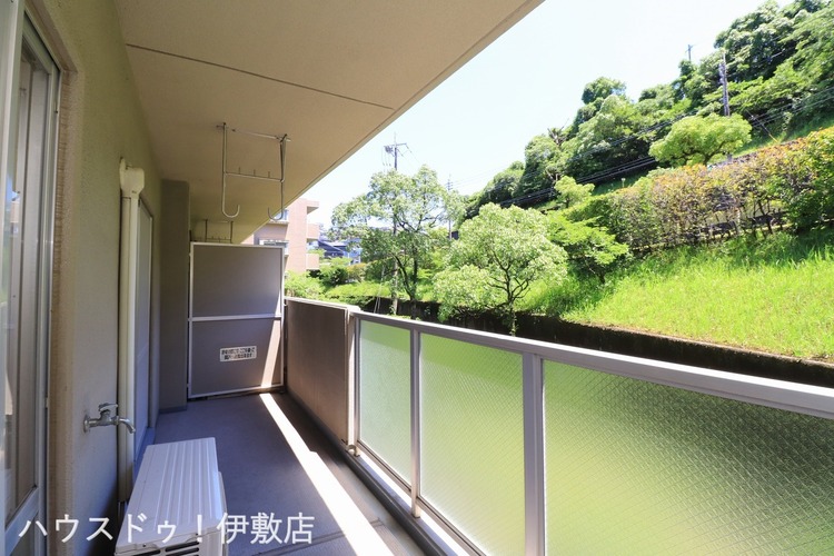 その他 【バルコニー】南向きの陽当たりの良いバルコニー！物干し金具付きです