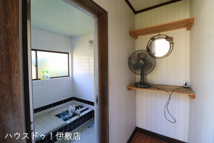 風呂 【離れ内浴室】脱衣所と浴室付きです！母屋にも浴室はありますが、芯から温まりたいときにいかがでしょうか？