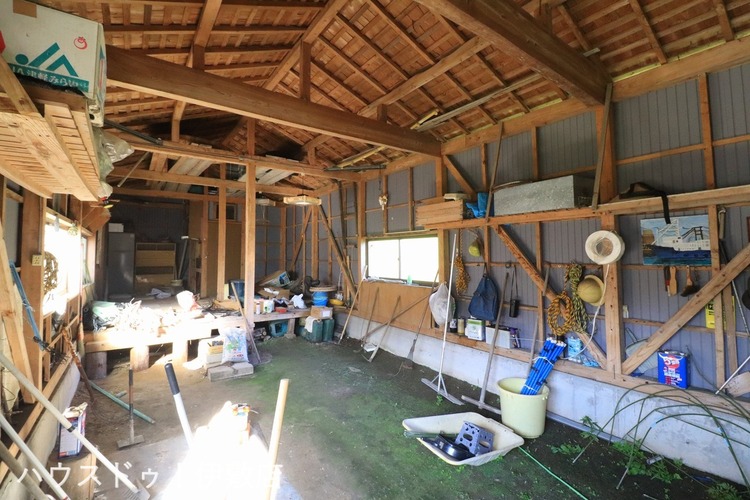 内装 【ガレージ内部】広々としたガレージで、物置にもいかがでしょうか？