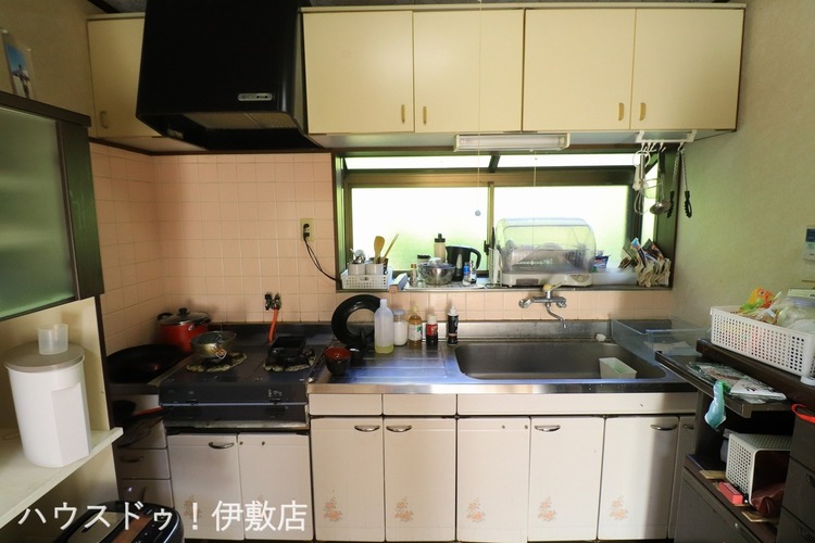 キッチン 【母屋内キッチン】吊戸棚付きのキッチンで収納豊富