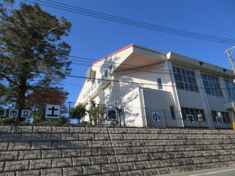 周辺 土橋小学校[土橋小学校]教育目標自ら進んで学習し，他人を思いやる優しい心をもち，心身共に健康でたくましく生きる土橋の子を育てる。校訓かしこく・やさしく・たくましく 徒歩 約14分（約1100m）