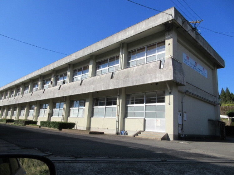 周辺 土橋中学校[土橋中学校] 教育目標“学び合い、共に働き 、高め合う” 生徒の育成 校訓同学 ・共働 ・琢磨 徒歩 約19分（約1500m）