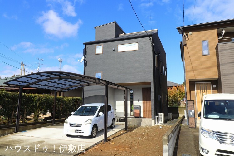 外観 【外観写真】・屋外庭園付き！・駐車場普通車3台可能！2台分のカーポート付き