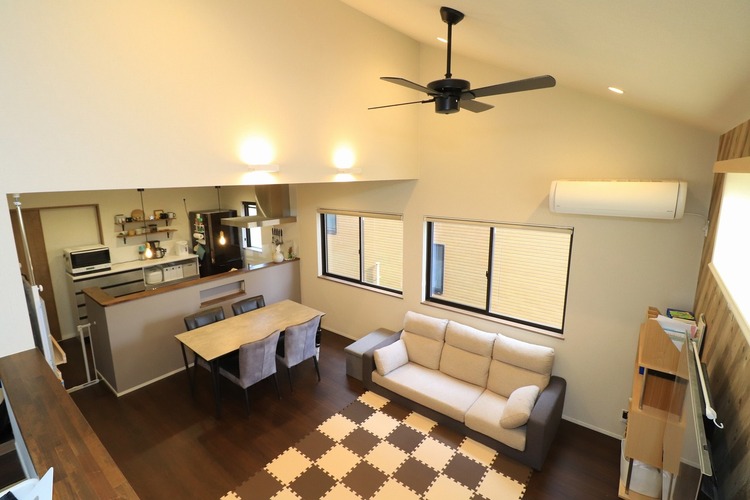 居間 【リビング】スキップフロアが付いているので、家族で別のことをしながらも同じ空間を共有できます。机も備え付けてあるのでスタダディールーム、PCルームとしても使用できます。