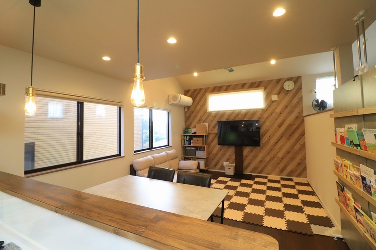 居間 【リビング】アクセントクロスが目を引くリビング！2方向に窓があり、明るいリビングです！