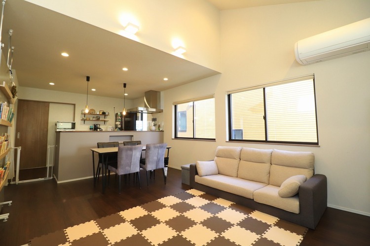 居間 【リビング】2階リビングなので1階ほどの冷え込みはなく、暖房代を抑えられます。