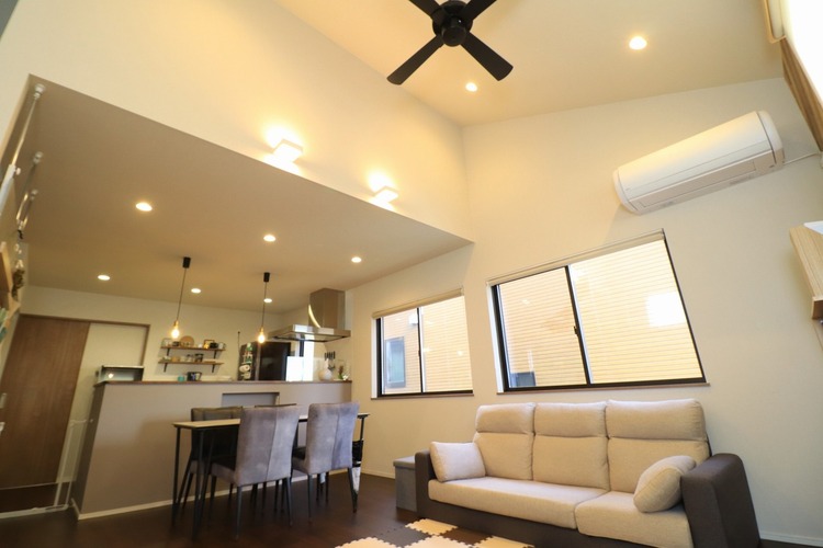 居間 【リビング】リビングは勾配天井で開放感があります。スキップフロアには机も備え付けてあるのでスタダディールーム、PCルームとしても使用できます