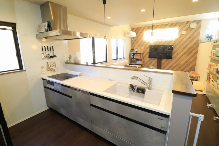 キッチン 【キッチン】キッチンは人気のタカラスタンダードで、深型の食洗機付き。IHコンロで安全です。幅広のパントリーがあるのでキッチン用品だけでなく、リビング雑貨を収納することも可能です。