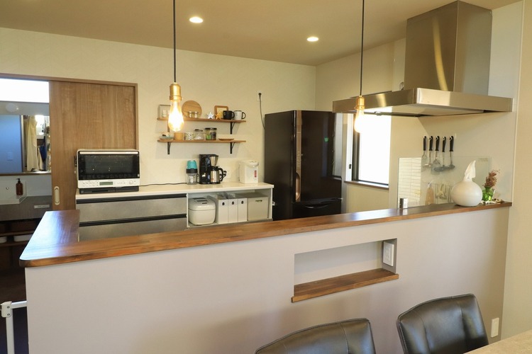 キッチン 【キッチン】キッチンのリビング側にニッチ付き！コンセントもついており、スマホの充電などに便利です！