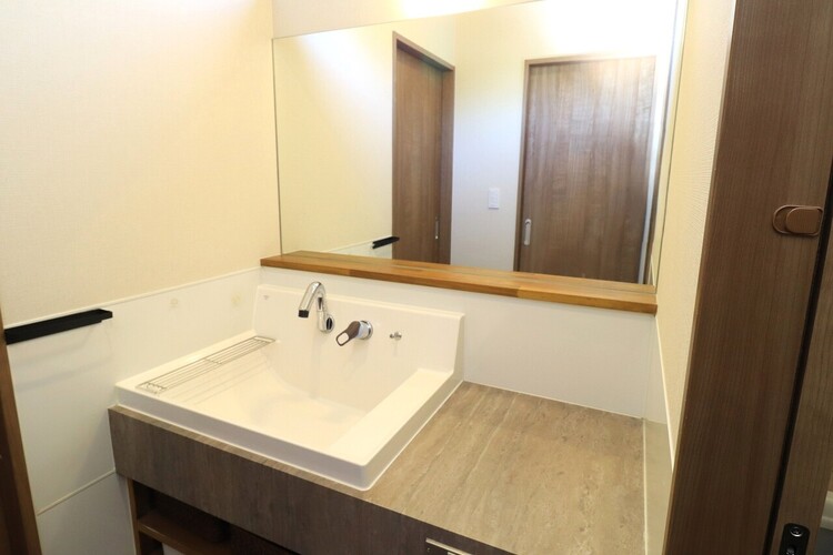 その他 【洗面台】洗面室は造作でおしゃれな造り。鏡を大きくとってあるので家族で使用時間が重なっても大丈夫です