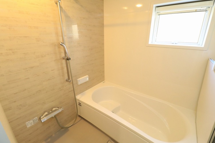 風呂 【浴室】大型の浴槽に浸かって日頃の疲れを癒して頂く事が出来ますね