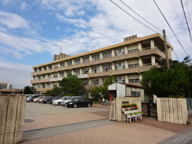 周辺 草牟田小学校【鹿児島市立草牟田小学校】は、城山2丁目に位置する1924年創立の小学校です。令和3年度の生徒数は482人で、20クラスあります。 徒歩 約6分（約480m）