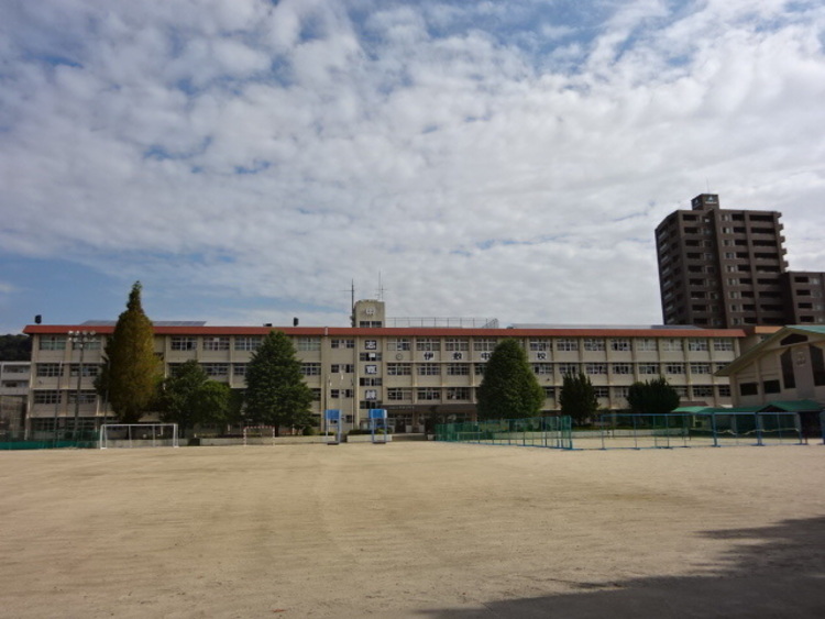 周辺 伊敷中学校【鹿児島市立伊敷中学校】は、下伊敷1丁目に位置する1947年創立の中学校です。令和3年度の生徒数は716人で、21クラスあります。校訓は「志・寛・錬」です。 徒歩 約13分（約1030m）