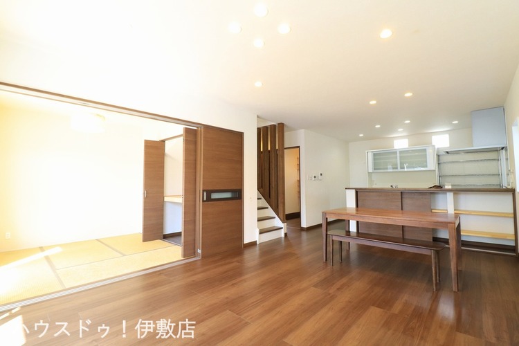 居間 【リビング】リビング18帖と和室4.5帖の合わせて22.5帖の広々空間