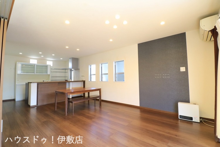 居間 【リビング】リビングにはガスの元栓付きで、ガス暖房など使用可能です！