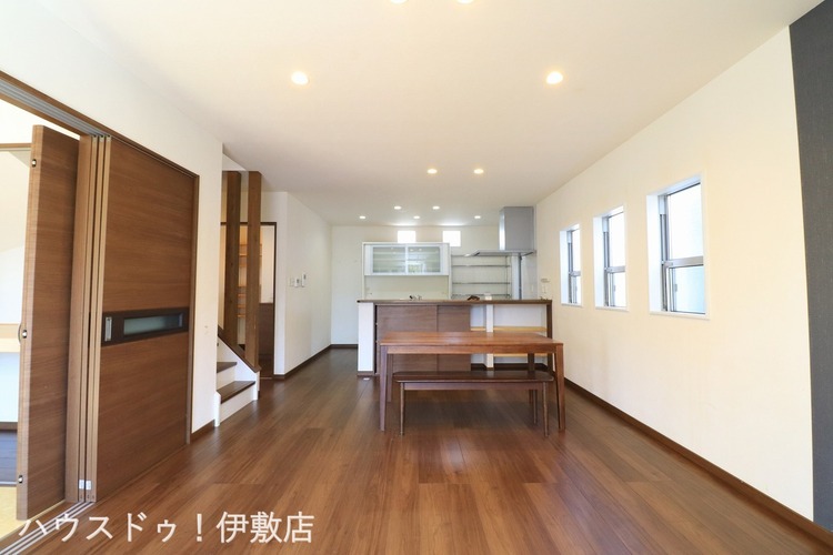 居間 【リビング】家族と自然なコミュニケーションがとれるリビング階段！