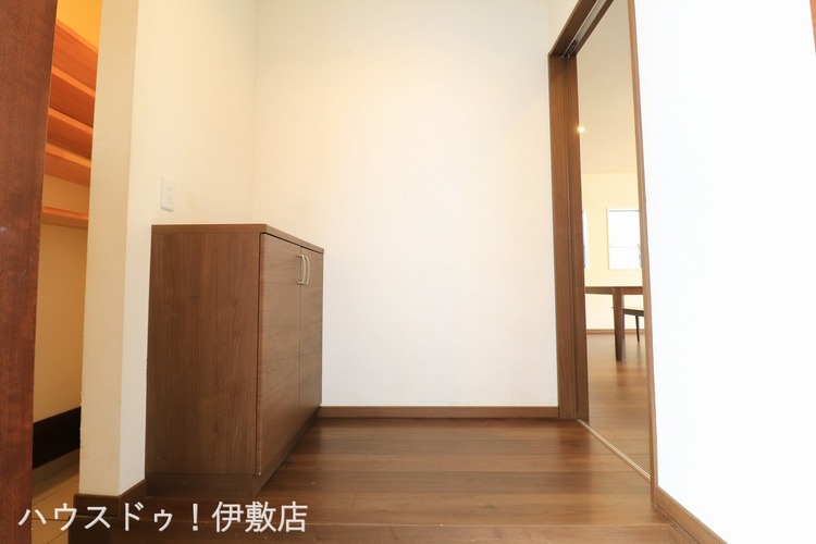玄関 【玄関】玄関にはシューズボックスとシューズクローク付き