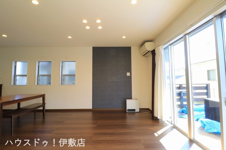 居間 【リビング】TV線がある場所は落ち着きのあるアクセントクロス！