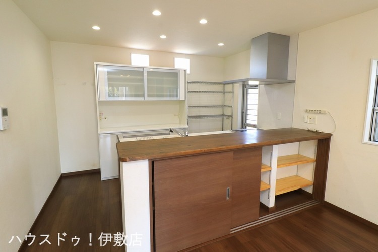 キッチン 【キッチン】リビング側に収納がついており、収納豊富です