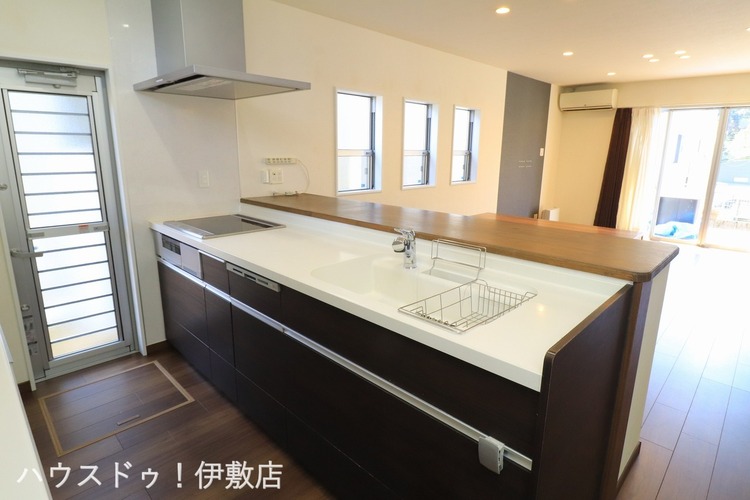 キッチン 【キッチン】カウンターキッチンで、家族の笑顔を見守りながら調理できます！