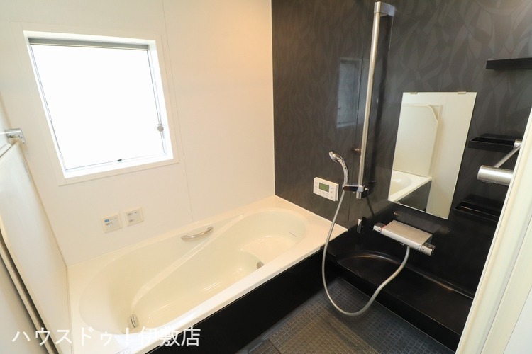 風呂 【浴室】大型の浴槽に浸かって日頃の疲れを癒して頂く事が出来ますね